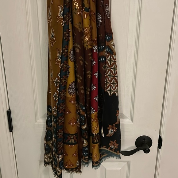 Women’s Scarf - Picture 1 of 3